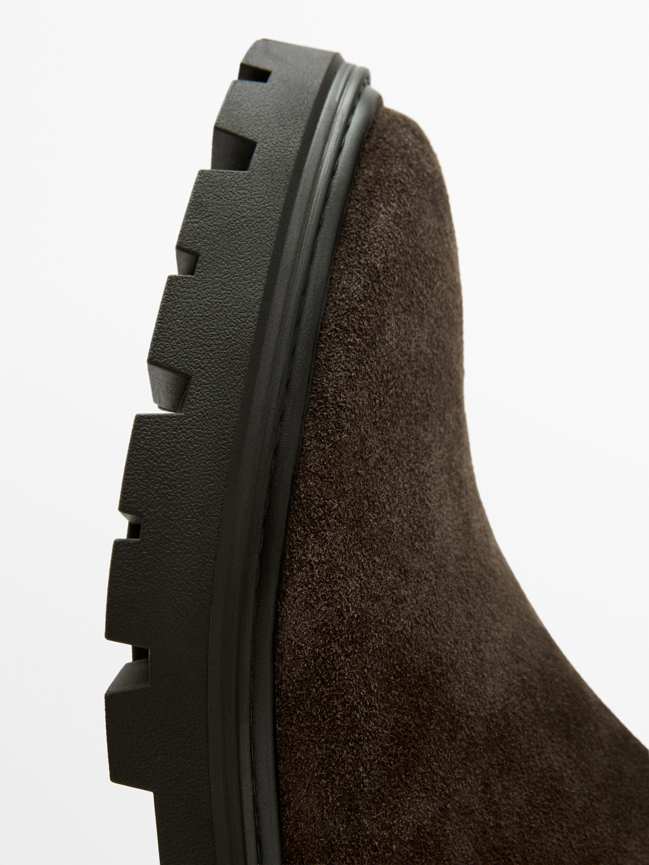 Flat Chelsea boots with track sole